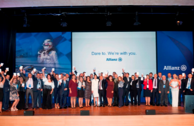 Οι βραβευθέντες συνεργάτες του Δικτύου Πωλήσεων Agency της Allianz, στην ετήσια εκδήλωση Βραβεύσεων