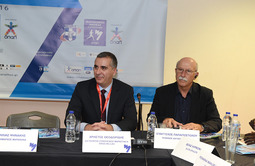 Φωτογραφία από τη Συνέντευξη Τύπου Από αριστερά: Ο κ. Χρήστος Θεοδωρίδης, Διευθυντής Στρατηγικού Μάρκετινγκ της ERGO και ο κ. Ευάγγελος Παπαποστόλου, Συντονιστής Τεχνικός Δ/ντης Μαραθωνίου