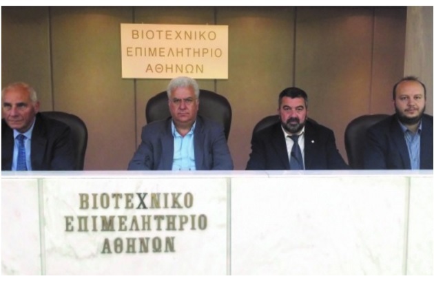 (από αριστερά) Ο πρόεδρος της Ελληνικής Ακαδημίας Μάρκετινγκ, Γεώργιος Αυλωνίτης, ο Πρόεδρος του Βιοτεχνικού Επιμελητηρίου Αθηνών (ΒΕΑ), Παύλος Ραβάνης, ο Β΄ αντιπρόεδρος του ΒΕΑ, Κωνσταντίνος Δαμίγος, και ο δημοσιογράφος Δημήτρης Τσουκαλάς, που συντόνισε τη συνέντευξη. 
