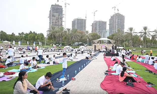 Εκδήλωση για την παγκόσμια ημέρα yoga στο Ντουμπάι