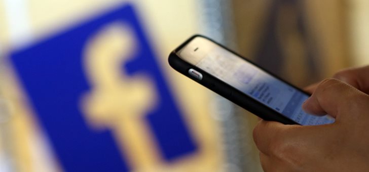 Οι μισοί Έλληνες διαβάζουν τις ειδήσεις στο Facebook